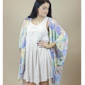 🦋NWT, Beautiful Boutique Floral Print Kimono
